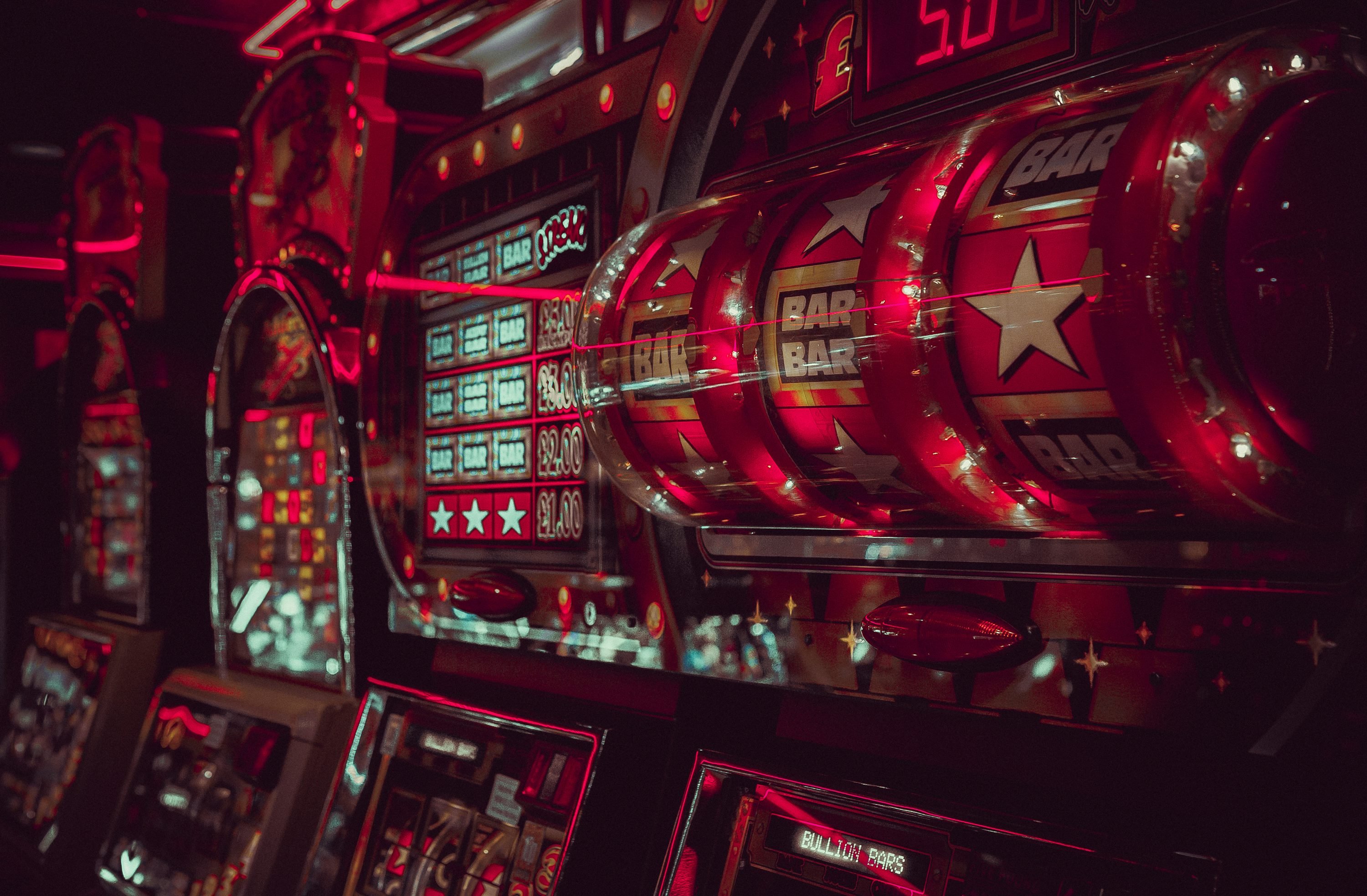 Antarmuka aplikasi Android padi777 menampilkan live-dealer blackjack dan roulette dengan studio HD